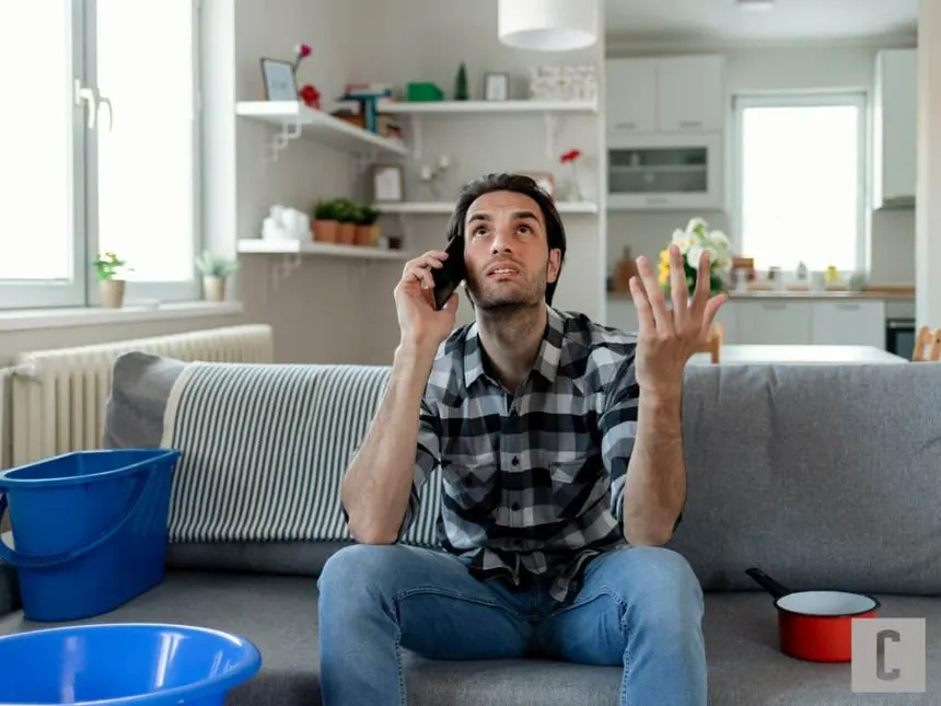 Client au téléphone concernant une fuite